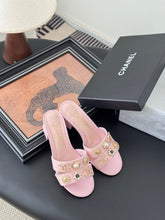 MULE SLIDE SANDALS IN PINK LAMBSKIN WITH LOGO STICKER DETAIL
